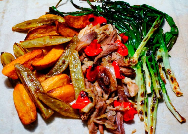 Жаркое из курицы, горького перца и зеленого лука, с картофелем и зелеными помидорами во фритюре фото