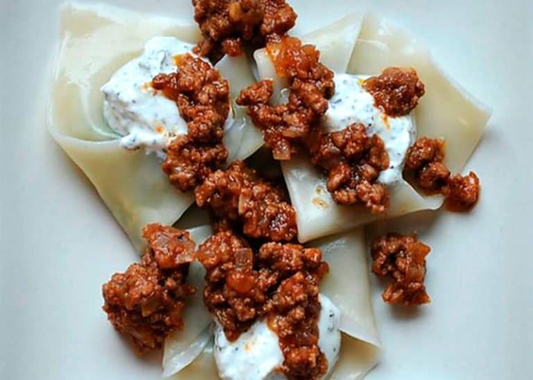 Пельмени с острой начинкой из зеленого лука, кюфтой из баранины и йогуртом по-афгански или «Аушак» фото