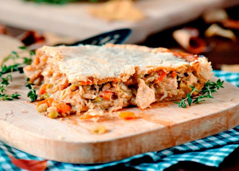 Пирог с индейкой, сырокопченой грудинкой и овощами фото
