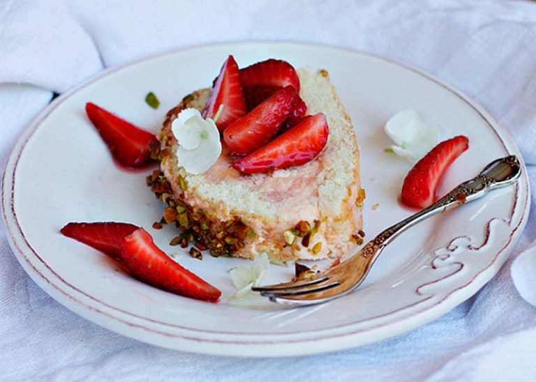 Бисквитный рулет с маскарпоне, домашней граппой и фисташками фото