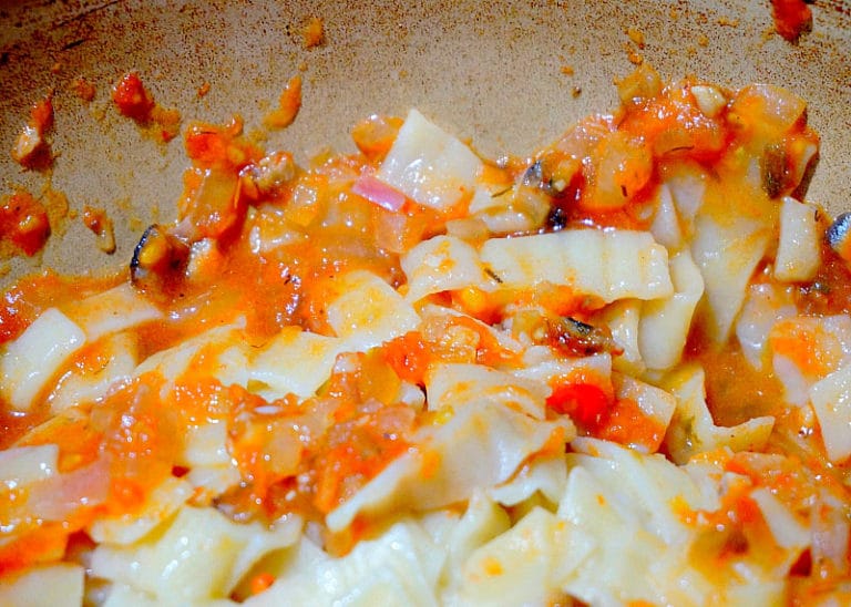 Итальянская паста Маллоредус с соусом из помидоров, анчоусов и вина по-сардински фото