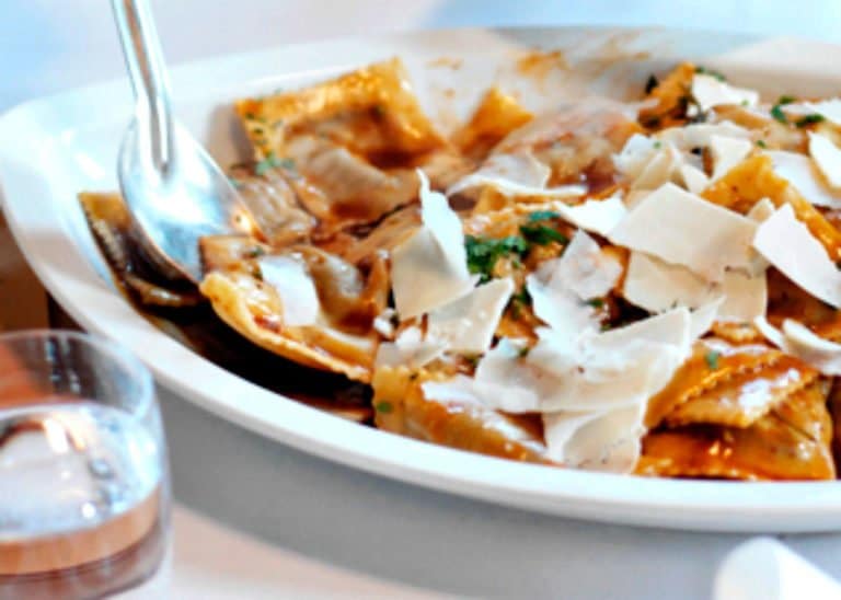 Равиоли, начиненные рагу из свиных щек, сладкого перца и зелени по-тоскански или «Тегамата» фото