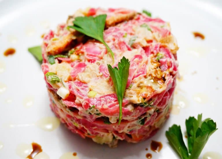 Картофельный салат с жареной морковью, маринованной капустой и зеленью под майонезом и сметаной фото
