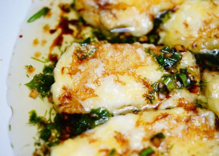 Козья брынза, жаренная в кляре под соусом с оливковым маслом, чесноком, зеленью и бальзамическим уксусом фото