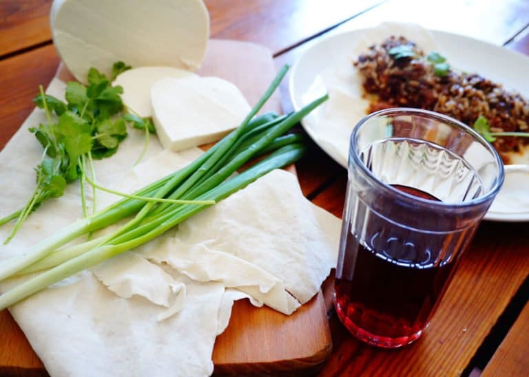 Запеченная баранина с рисом, грецкими орехами и луком в стиле иракской куббы фото