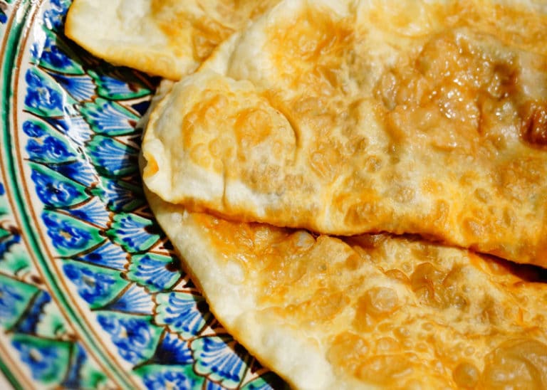 Чебуреки с бараниной, луком, черемшой и кинзой фото