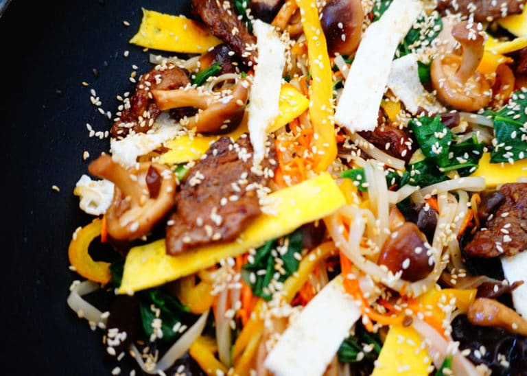 Лапша с жареной телятиной, овощами, маринованными грибами и шпинатом по-корейски или «Чапчхе» фото