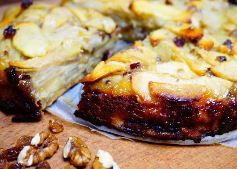 Пирог из яблок и груш, с изюмом, клюквой и орехами фото