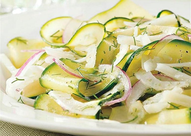 Салат из фенхеля, цуккини, красного лука и пармезана фото