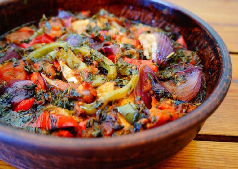 Курица, тушенная с перцем, луком и бальзамическим уксусом фото