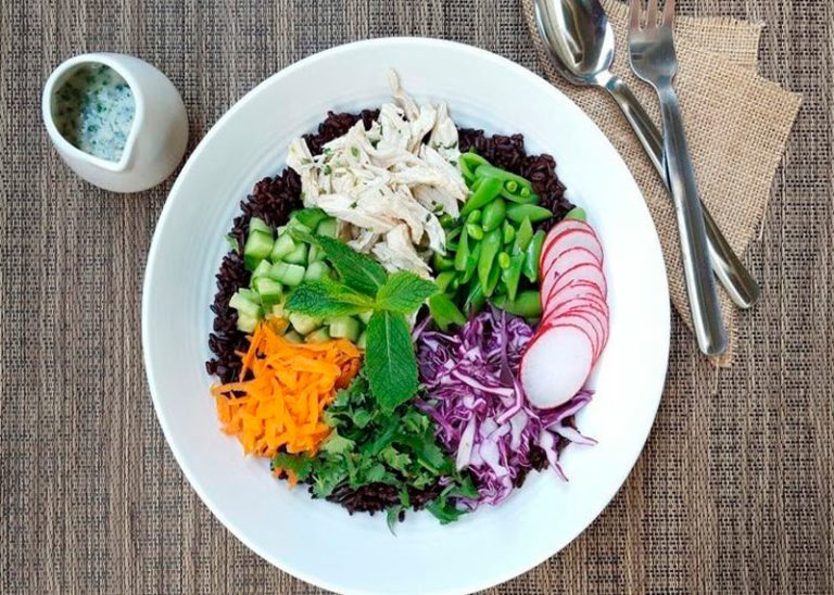 Салат из курицы, риса и овощей с заправкой из кокосового молока и сока лайма – из тайских записок фото