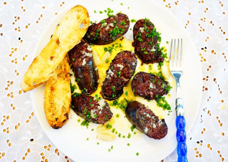 Жареная кровяная колбаса под сливочным соусом с чесноком, зеленым луком и тостами фото