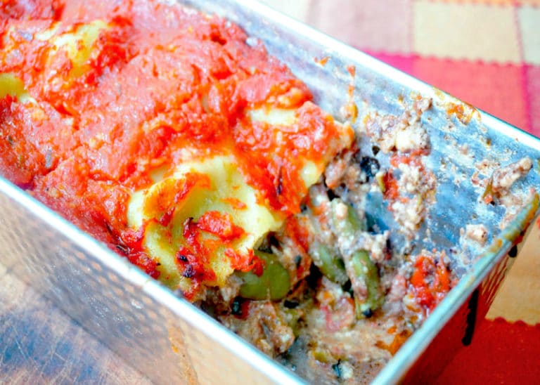 Лазанья со стручковой фасолью, зеленым луком, острым томатным соусом и овечьим сыром фото