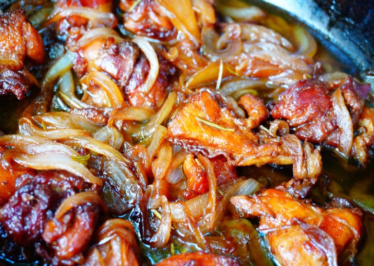 Цыпленок по-лионски с соусом из лука и винного уксуса фото
