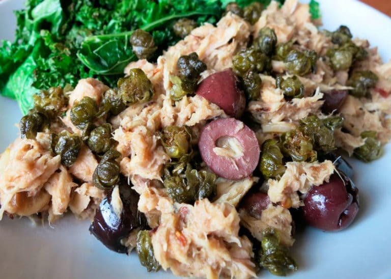 Закуска из тунца с оливками, каперсами и лимонным соком фото