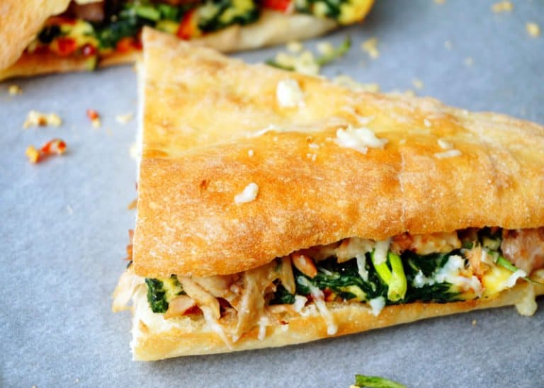 Лепешка, запеченная с курицей, омлетом и овечьим сыром или мексиканская кесадийя фото