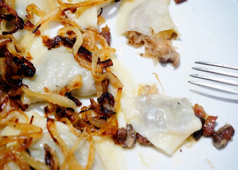 Вареники с квашеной капустой, луком и грибами фото