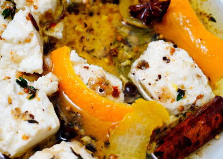 Пряный козий сыр в оливковом масле с чесноком и травами фото