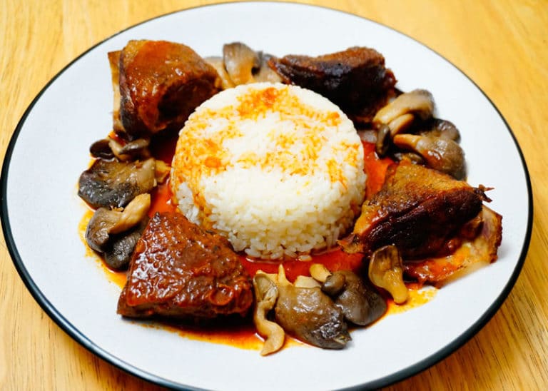 Утка, приготовленная в луизианском стиле, с мясной смесью и соусом этуфе фото