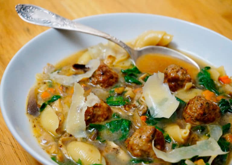 Минестроне с мясными шариками, пастой конкилье, овощами и пармезаном