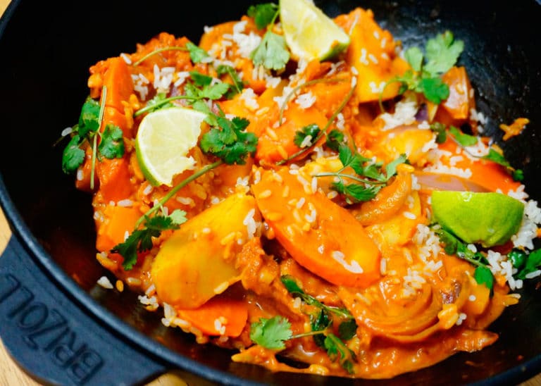 Карри из овощей с кокосовым молоком и рисом