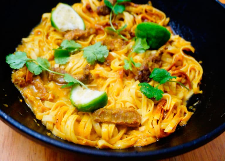 Лапша Кхао Сои с кусочками телятины, желтым карри и кокосовым молоком – из тайских записок фото