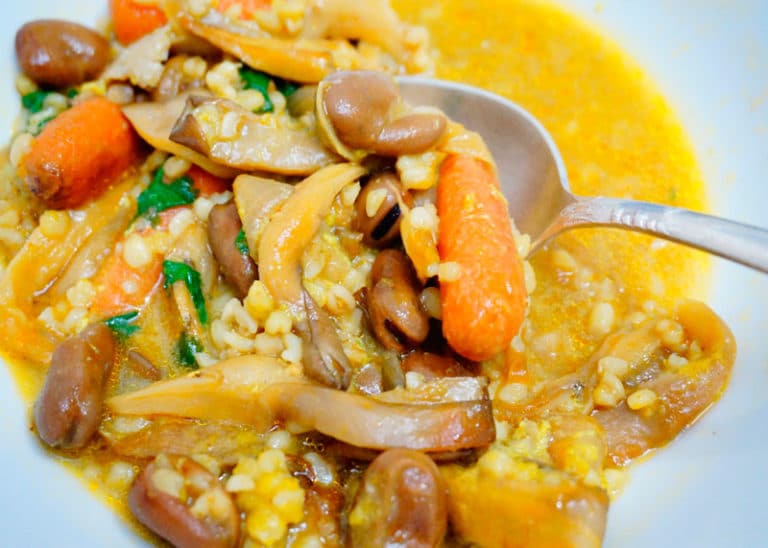 Бобы фава и булгур с мясным бульоном, грибами, морковью и яичными желтками в сирийском стиле