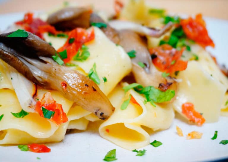 Паста папарделле с грибами и прошутто фото