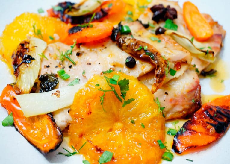 Рыба, запеченная с овощами по-мароккански, и жаренные в меду дольки апельсина фото