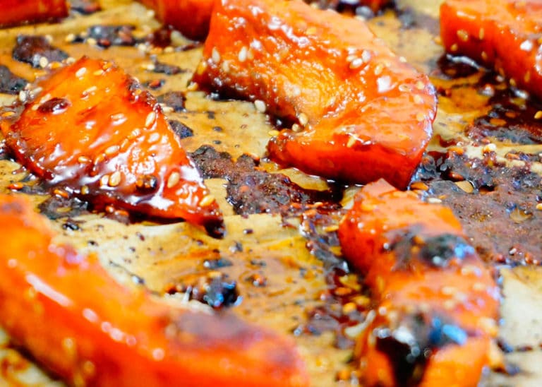 Закуска из ломтиков тыквы, запеченной с соусом табаско, медом и кунжутом фото