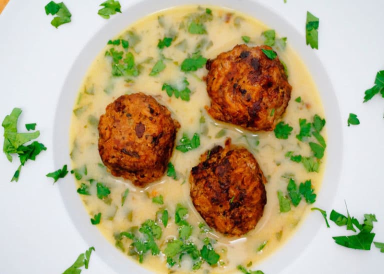 Греческий суп с яично-лимонным соусом и мясными шариками или «юварлакья авголемоно»