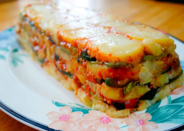 Пикантная закуска из печеного картофеля, спрессованного с карамелизированными виноградными помидорками и черемшой фото