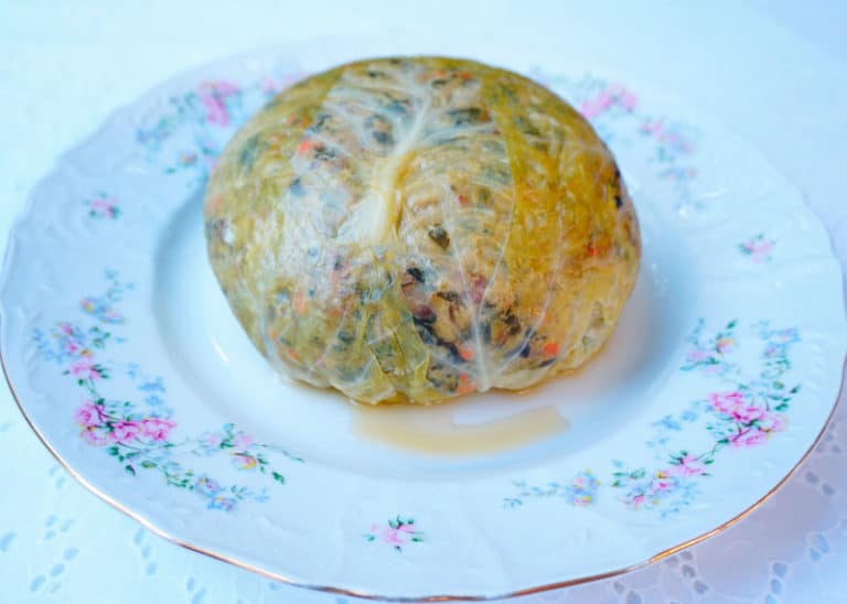 Капуста, фарширована свининою, овочами та зеленню з Оверні, або «шу вер фарсі» фото
