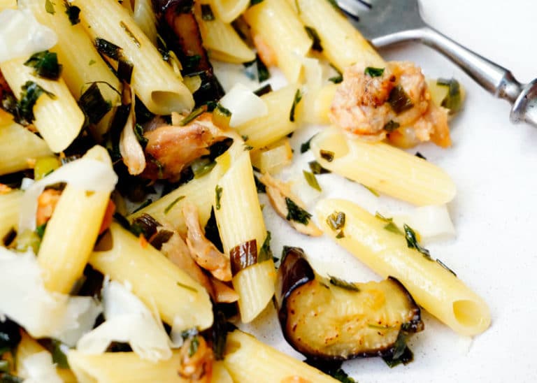 Паста пенне с соусом из курицы, баклажанов и молодого зеленого чеснока фото