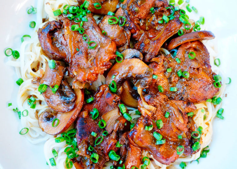 Телячьи ребрышки с грибным соусом и рисовой лапшой по-корейски фото