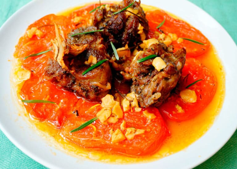 Баранина, тушенная в белом вине с чесноком и розмарином, и жареные в меду помидоры фото