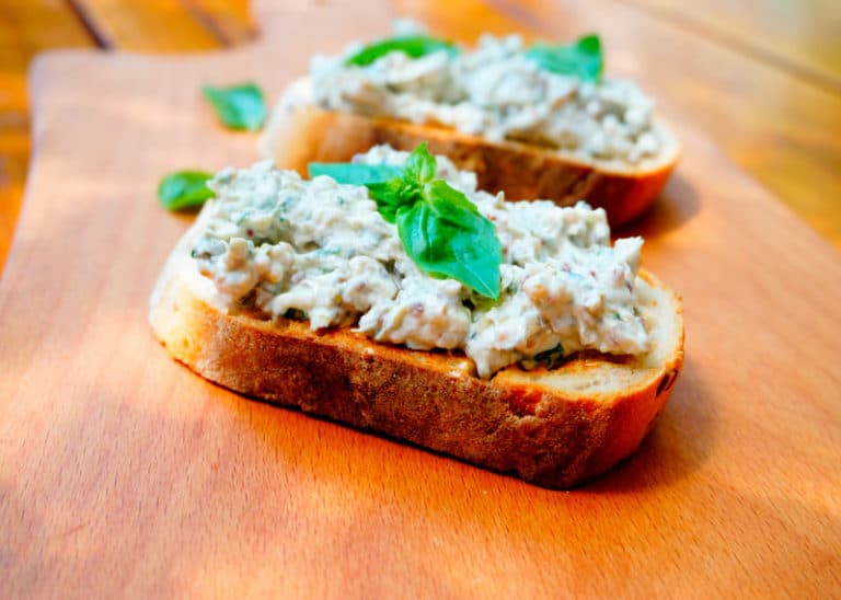 Брускетта с маскарпоне, анчоусами, каперсами и горчицей фото