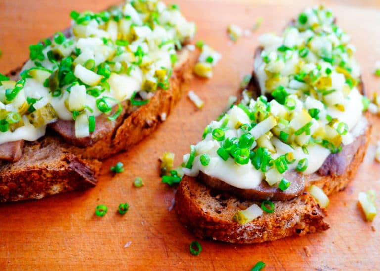 Вкусные бутерброды с отварным языком, соусом Морне и маринованными огурцами фото