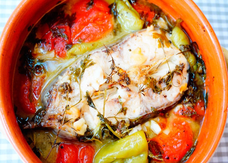 Стейк сома, тушенный с помидорами, чесноком и зеленью фото