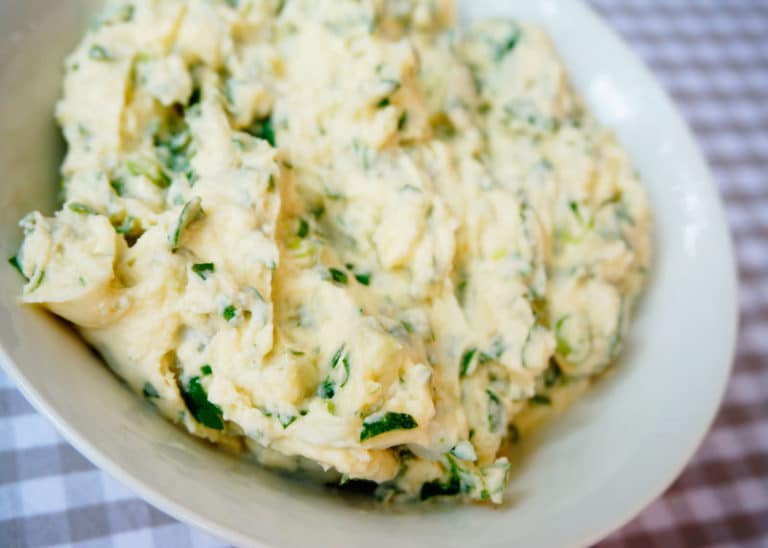 Сырный соус с майонезом, чесноком и зеленью фото