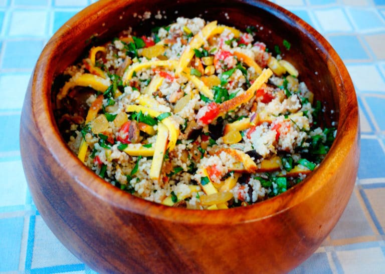 Теплый салат из кус-куса, омлета, помидоров, зелени, фисташек и изюма фото