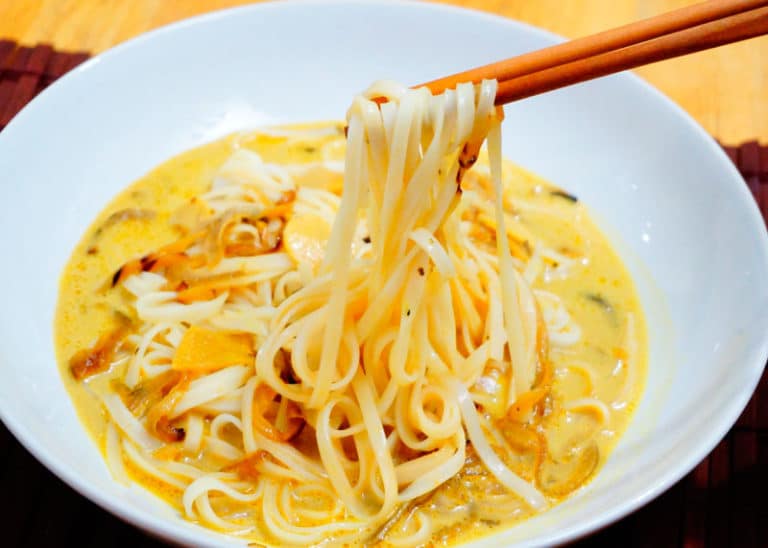Рисовая лапша с кокосовым молоком, имбирем и куркумой фото