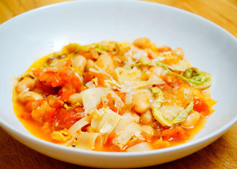 Паста квадруччи с фасолью, капустой, луком пореем и томатным соусом фото