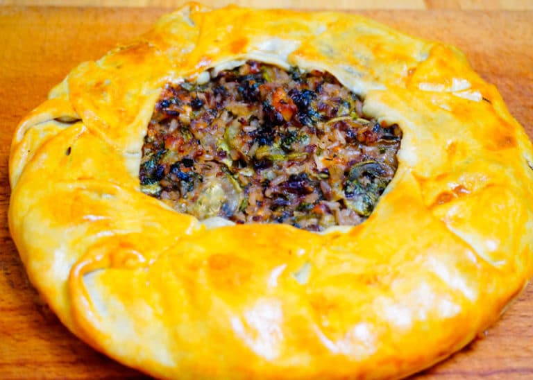Пирог с цуккини и зеленью по-икарийски фото