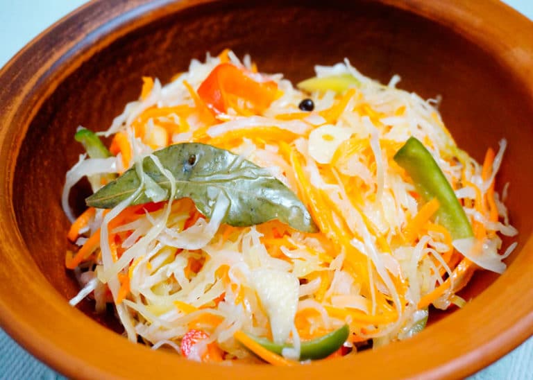 Салат из маринованной капусты, сладкого перца, моркови и чеснока фото