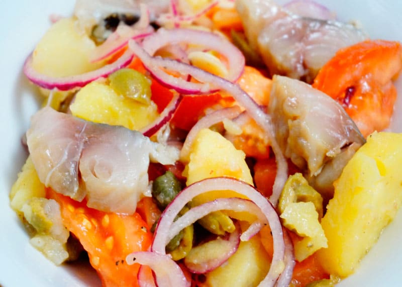 Салат с картофелем и скумбрией фото