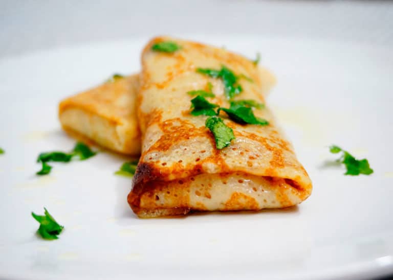 Блинчики с курицей и соусом Субиз фото