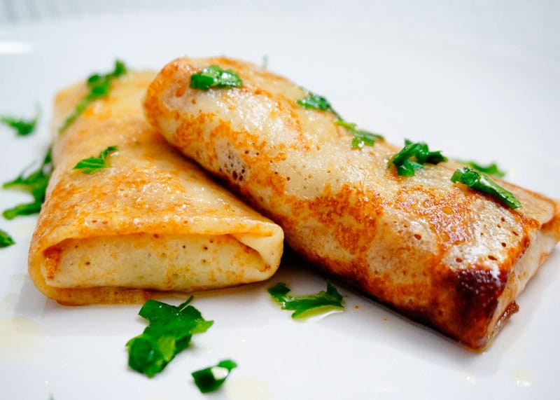 Блинчики с курицей и соусом субиз фото
