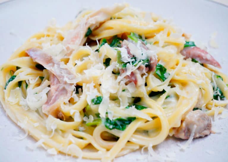 Паста лингвини с кусочками курицы, зеленью и соусом бешамель фото
