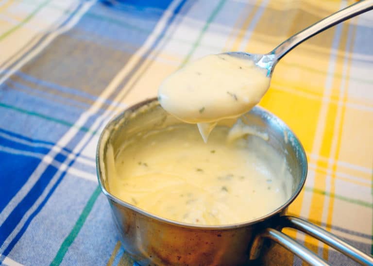 Сырный соус с белым вином и розмарином по-французски фото